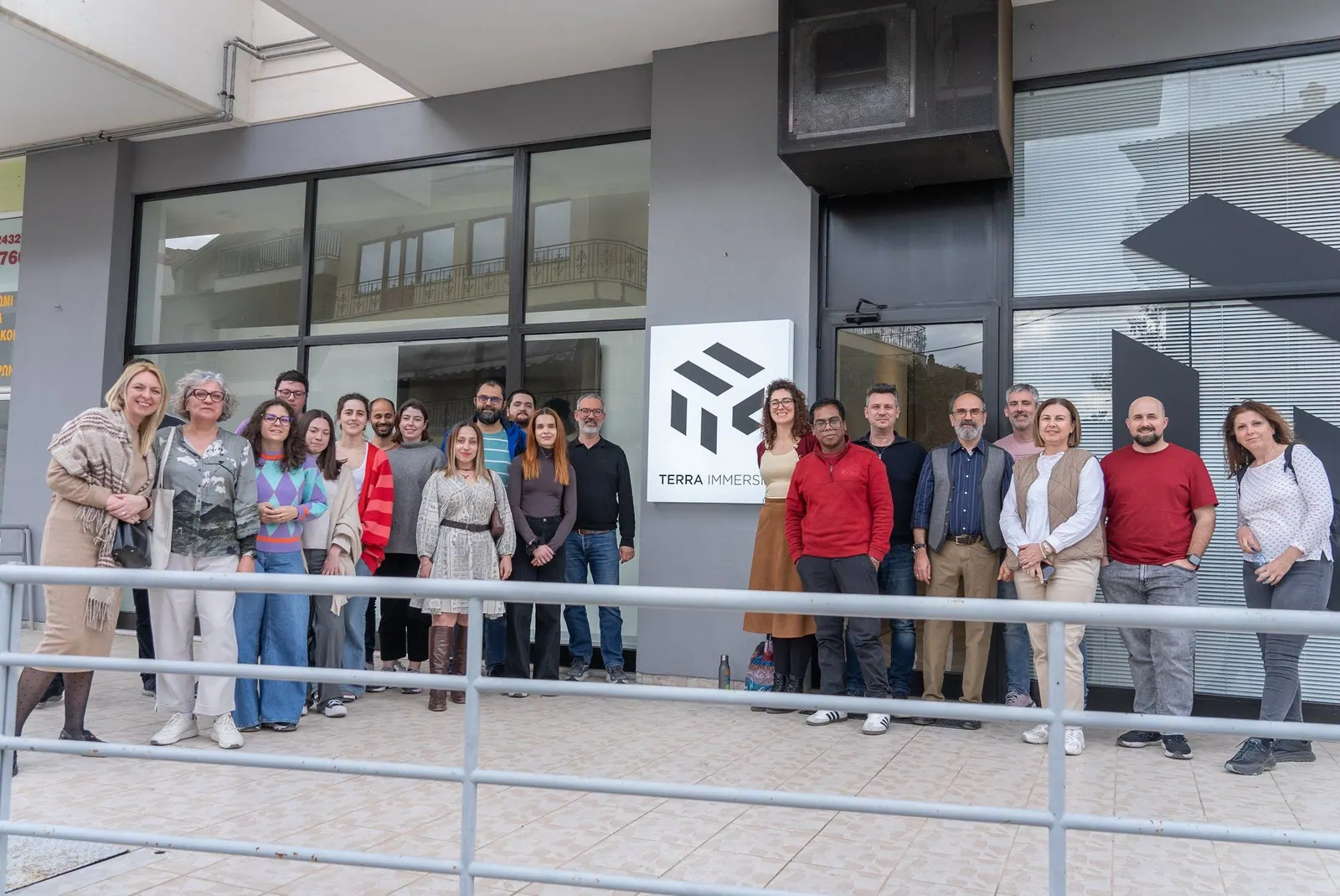 Οι συμμετέχοντες στο workshop επιστημονικής επικοινωνίας του ROOT-BENEFIT μπροστά στην είσοδο του Terra Immersia στην Καλαμπάκα.